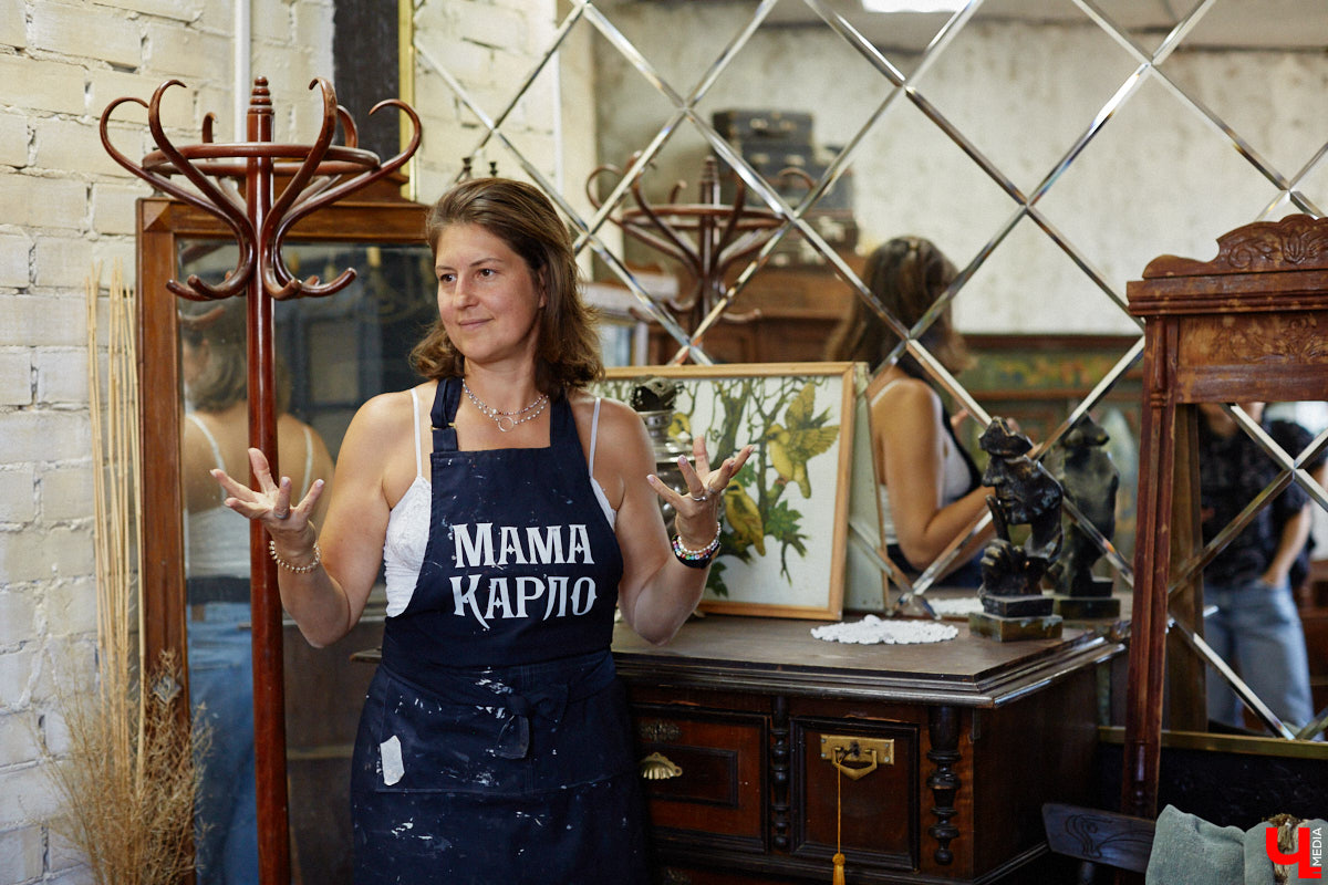 Маргарита Зинова возвращает к жизни старинные вещи. Это касается как мебели, так и элементов интерьера. Чудеса реставрации происходят в ее мастерской. «Ключ-Медиа» открыл для себя эту сокровищницу в 2023 году, и с тех пор там многое изменилось. Коллекция пополнилась новыми интересными раритетами, а еще их стало больше