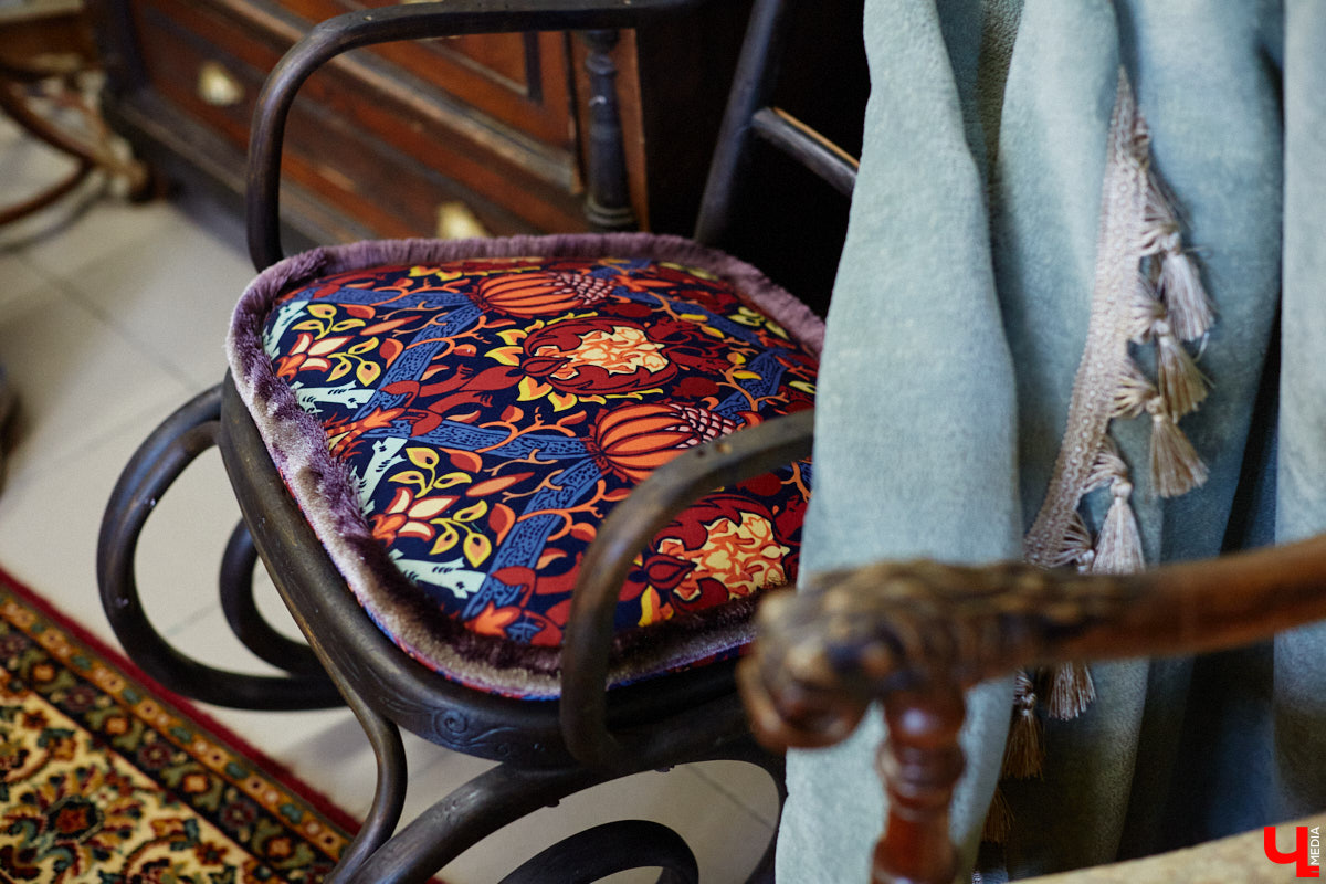 Маргарита Зинова возвращает к жизни старинные вещи. Это касается как мебели, так и элементов интерьера. Чудеса реставрации происходят в ее мастерской. «Ключ-Медиа» открыл для себя эту сокровищницу в 2023 году, и с тех пор там многое изменилось. Коллекция пополнилась новыми интересными раритетами, а еще их стало больше