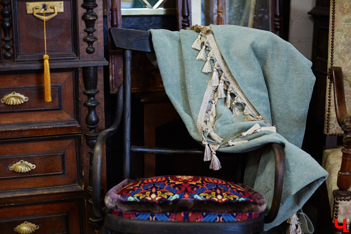 Маргарита Зинова возвращает к жизни старинные вещи. Это касается как мебели, так и элементов интерьера. Чудеса реставрации происходят в ее мастерской. «Ключ-Медиа» открыл для себя эту сокровищницу в 2023 году, и с тех пор там многое изменилось. Коллекция пополнилась новыми интересными раритетами, а еще их стало больше