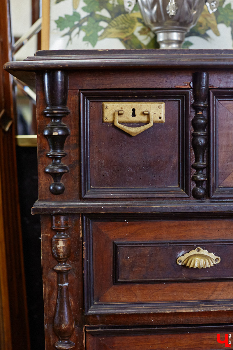 Маргарита Зинова возвращает к жизни старинные вещи. Это касается как мебели, так и элементов интерьера. Чудеса реставрации происходят в ее мастерской. «Ключ-Медиа» открыл для себя эту сокровищницу в 2023 году, и с тех пор там многое изменилось. Коллекция пополнилась новыми интересными раритетами, а еще их стало больше