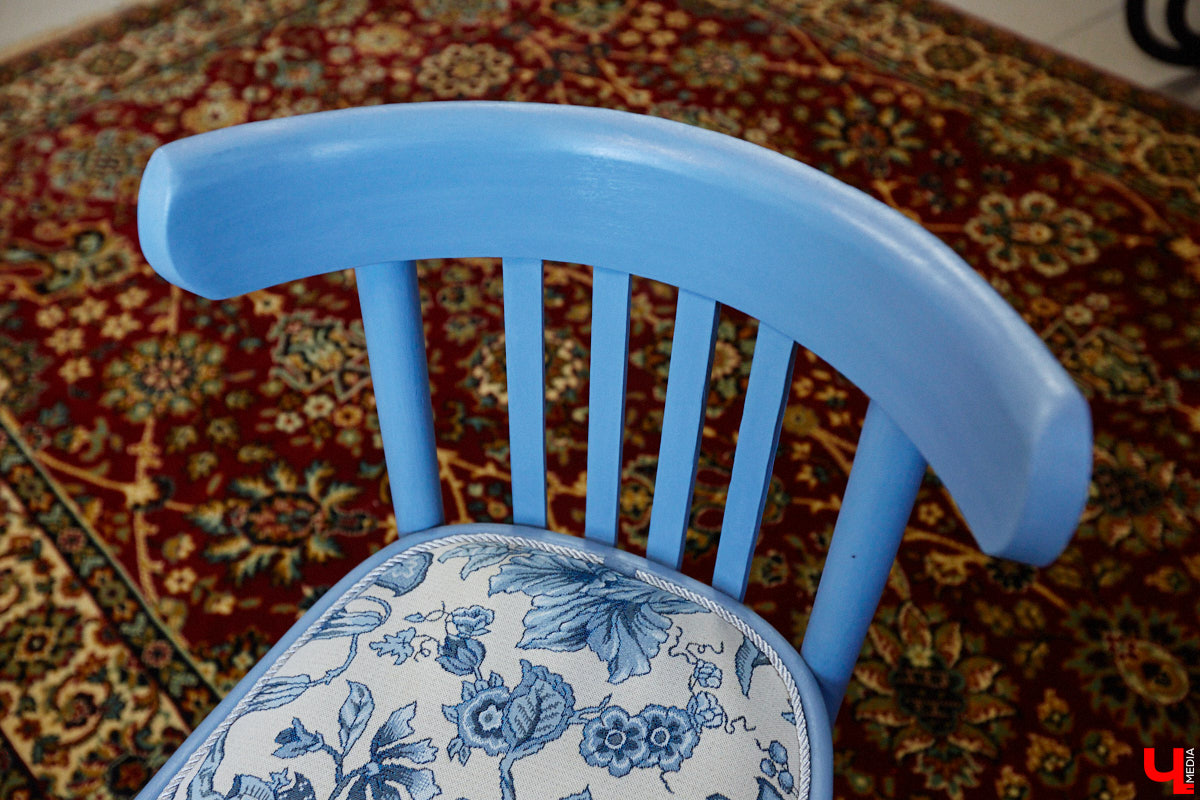 Маргарита Зинова возвращает к жизни старинные вещи. Это касается как мебели, так и элементов интерьера. Чудеса реставрации происходят в ее мастерской. «Ключ-Медиа» открыл для себя эту сокровищницу в 2023 году, и с тех пор там многое изменилось. Коллекция пополнилась новыми интересными раритетами, а еще их стало больше