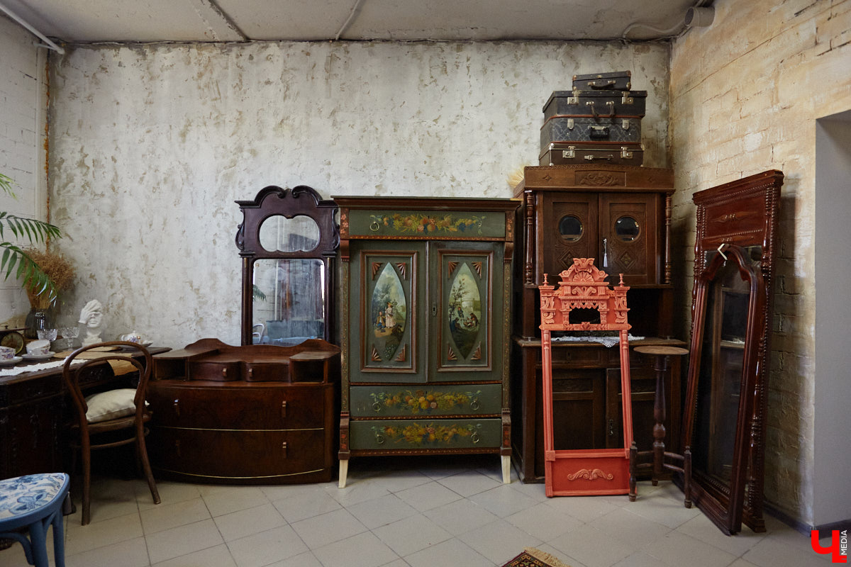 Маргарита Зинова возвращает к жизни старинные вещи. Это касается как мебели, так и элементов интерьера. Чудеса реставрации происходят в ее мастерской. «Ключ-Медиа» открыл для себя эту сокровищницу в 2023 году, и с тех пор там многое изменилось. Коллекция пополнилась новыми интересными раритетами, а еще их стало больше