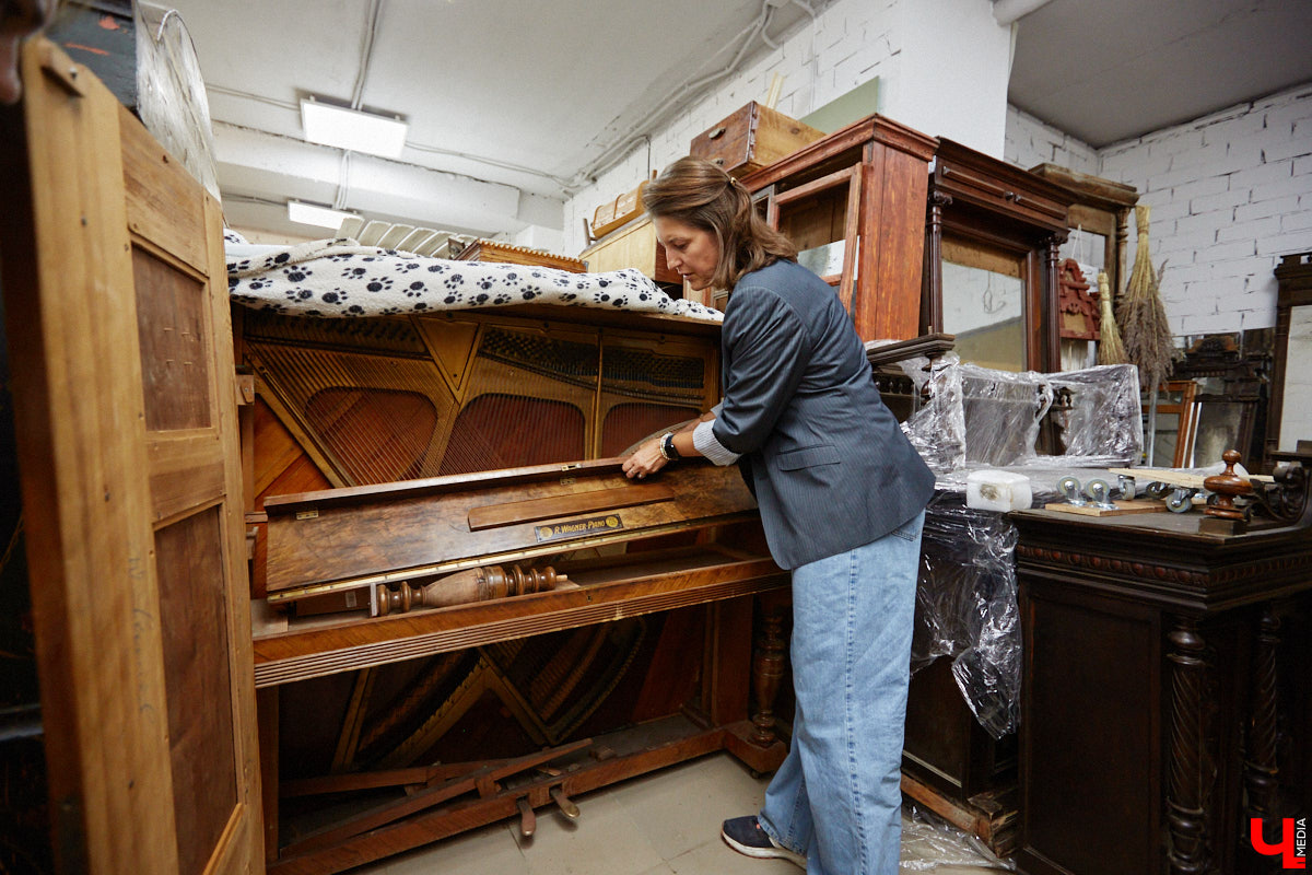 Маргарита Зинова возвращает к жизни старинные вещи. Это касается как мебели, так и элементов интерьера. Чудеса реставрации происходят в ее мастерской. «Ключ-Медиа» открыл для себя эту сокровищницу в 2023 году, и с тех пор там многое изменилось. Коллекция пополнилась новыми интересными раритетами, а еще их стало больше