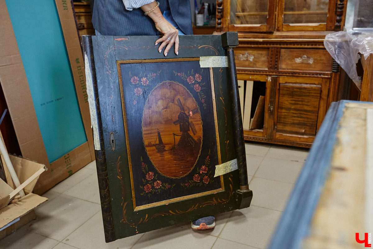 Маргарита Зинова возвращает к жизни старинные вещи. Это касается как мебели, так и элементов интерьера. Чудеса реставрации происходят в ее мастерской. «Ключ-Медиа» открыл для себя эту сокровищницу в 2023 году, и с тех пор там многое изменилось. Коллекция пополнилась новыми интересными раритетами, а еще их стало больше