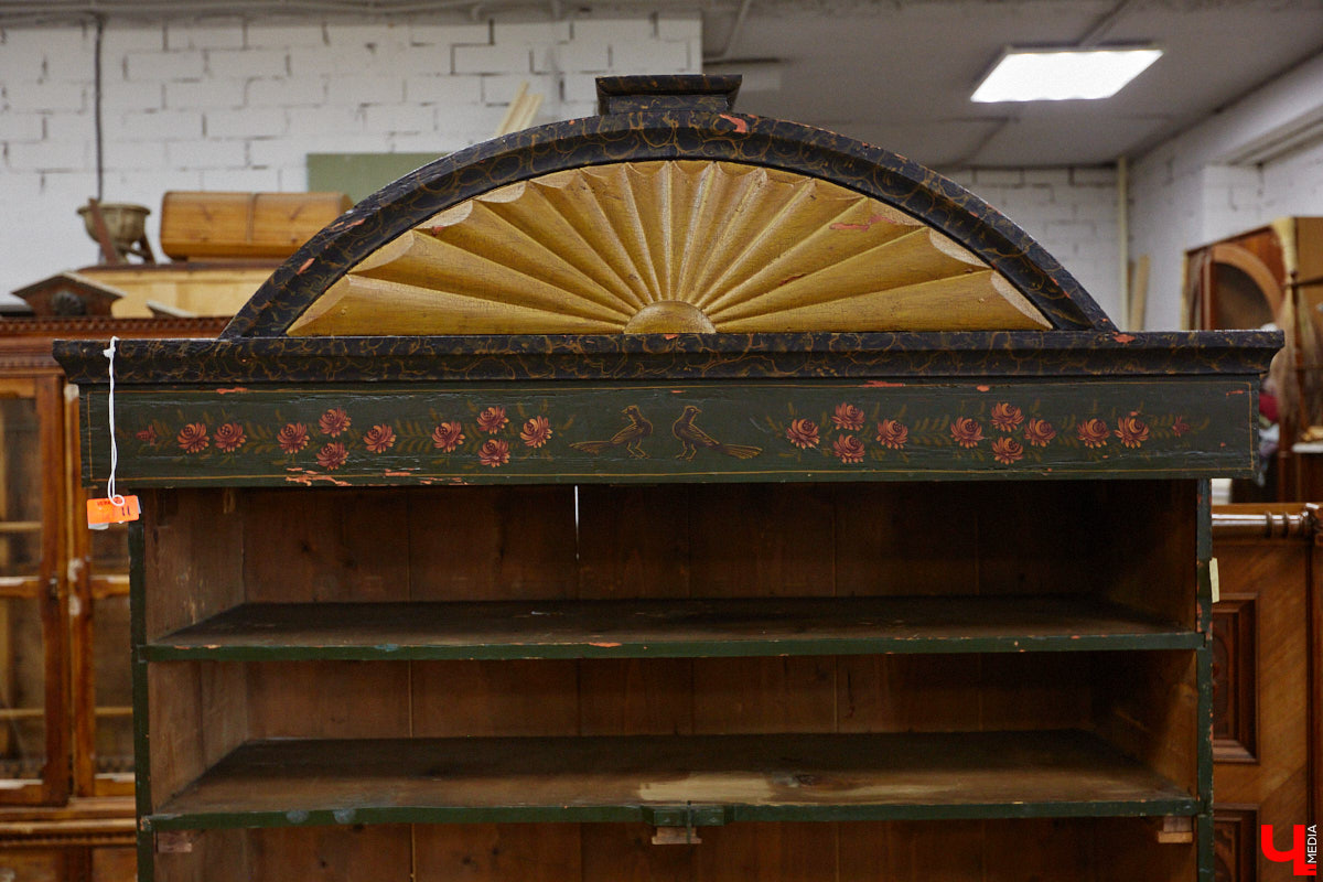 Маргарита Зинова возвращает к жизни старинные вещи. Это касается как мебели, так и элементов интерьера. Чудеса реставрации происходят в ее мастерской. «Ключ-Медиа» открыл для себя эту сокровищницу в 2023 году, и с тех пор там многое изменилось. Коллекция пополнилась новыми интересными раритетами, а еще их стало больше