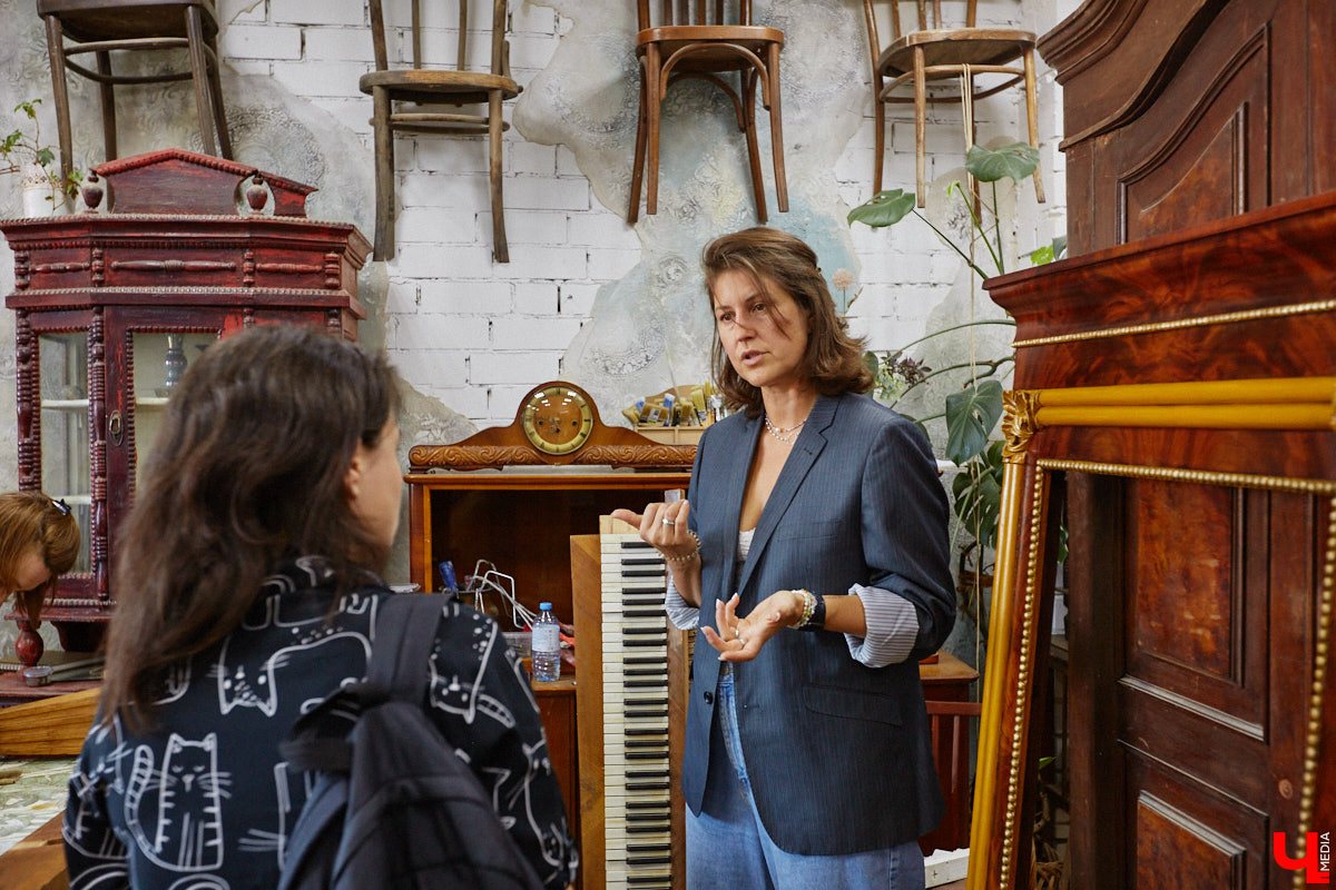 Маргарита Зинова возвращает к жизни старинные вещи. Это касается как мебели, так и элементов интерьера. Чудеса реставрации происходят в ее мастерской. «Ключ-Медиа» открыл для себя эту сокровищницу в 2023 году, и с тех пор там многое изменилось. Коллекция пополнилась новыми интересными раритетами, а еще их стало больше