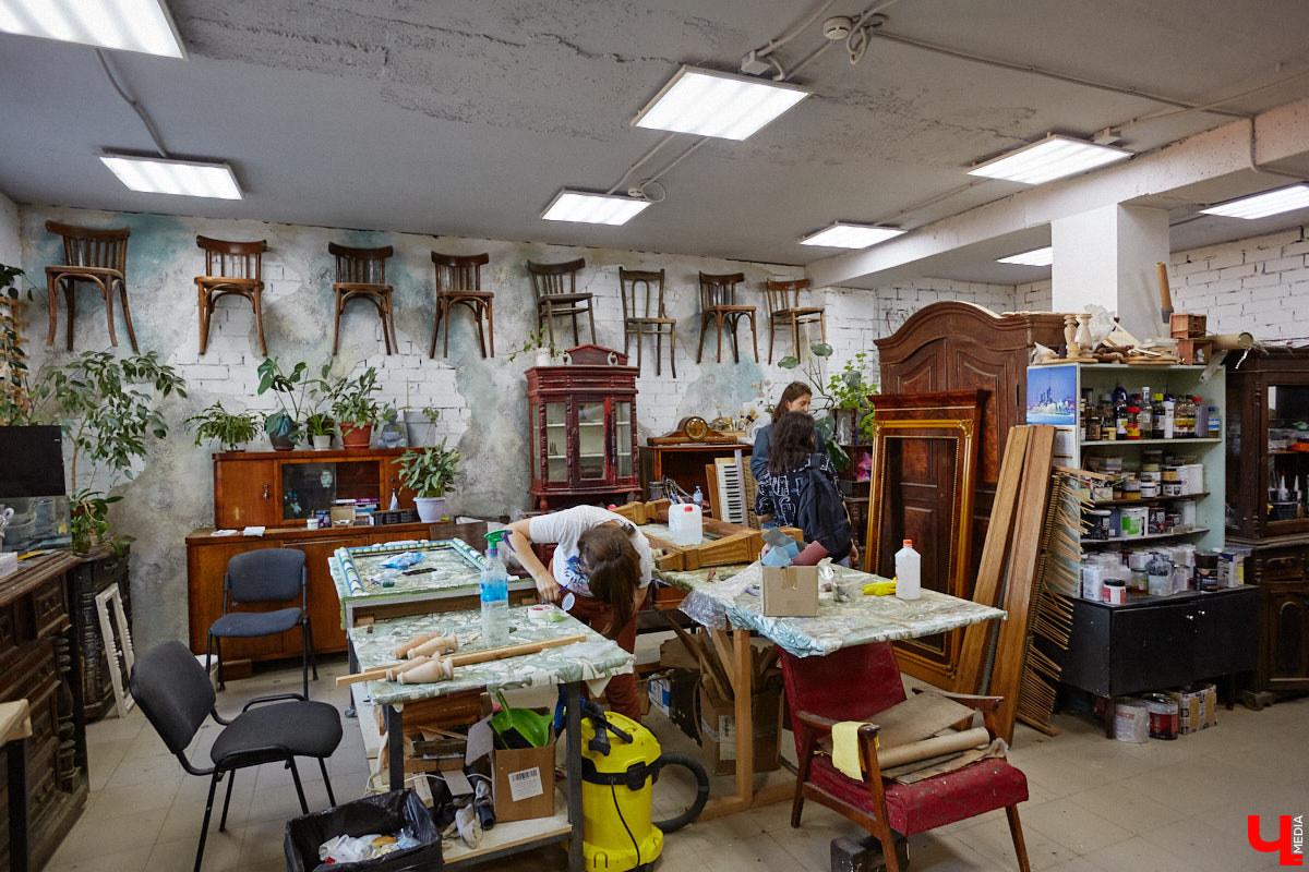 Маргарита Зинова возвращает к жизни старинные вещи. Это касается как мебели, так и элементов интерьера. Чудеса реставрации происходят в ее мастерской. «Ключ-Медиа» открыл для себя эту сокровищницу в 2023 году, и с тех пор там многое изменилось. Коллекция пополнилась новыми интересными раритетами, а еще их стало больше