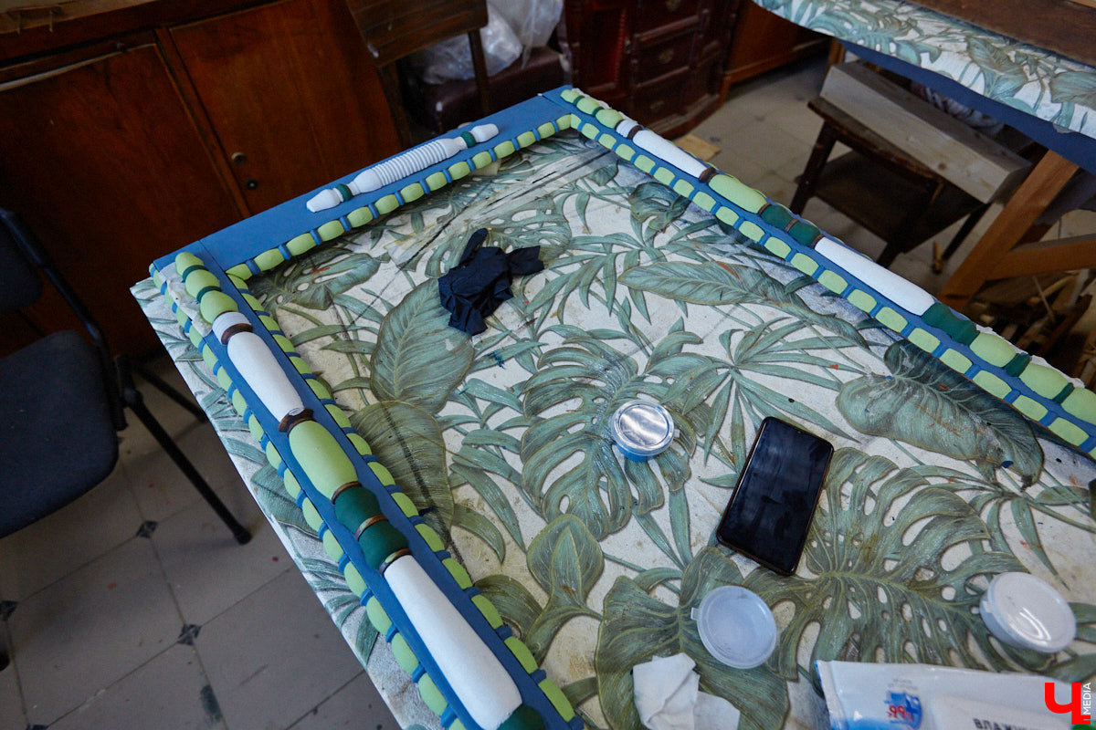 Маргарита Зинова возвращает к жизни старинные вещи. Это касается как мебели, так и элементов интерьера. Чудеса реставрации происходят в ее мастерской. «Ключ-Медиа» открыл для себя эту сокровищницу в 2023 году, и с тех пор там многое изменилось. Коллекция пополнилась новыми интересными раритетами, а еще их стало больше