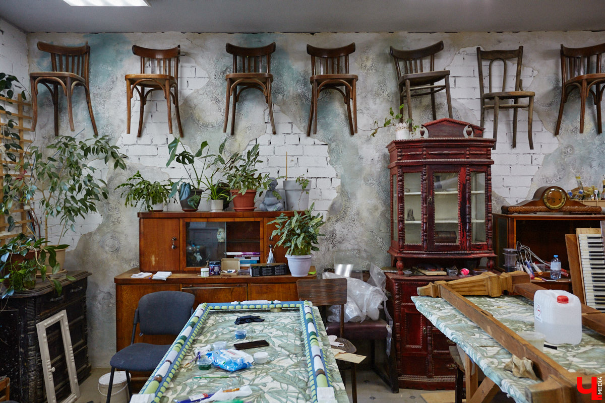 Маргарита Зинова возвращает к жизни старинные вещи. Это касается как мебели, так и элементов интерьера. Чудеса реставрации происходят в ее мастерской. «Ключ-Медиа» открыл для себя эту сокровищницу в 2023 году, и с тех пор там многое изменилось. Коллекция пополнилась новыми интересными раритетами, а еще их стало больше