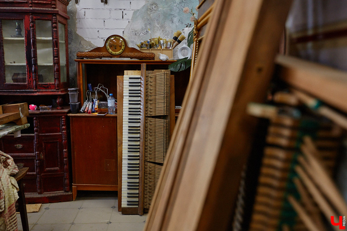 Маргарита Зинова возвращает к жизни старинные вещи. Это касается как мебели, так и элементов интерьера. Чудеса реставрации происходят в ее мастерской. «Ключ-Медиа» открыл для себя эту сокровищницу в 2023 году, и с тех пор там многое изменилось. Коллекция пополнилась новыми интересными раритетами, а еще их стало больше