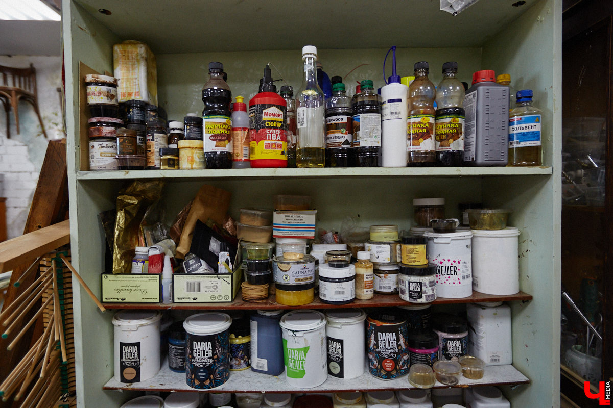 Маргарита Зинова возвращает к жизни старинные вещи. Это касается как мебели, так и элементов интерьера. Чудеса реставрации происходят в ее мастерской. «Ключ-Медиа» открыл для себя эту сокровищницу в 2023 году, и с тех пор там многое изменилось. Коллекция пополнилась новыми интересными раритетами, а еще их стало больше