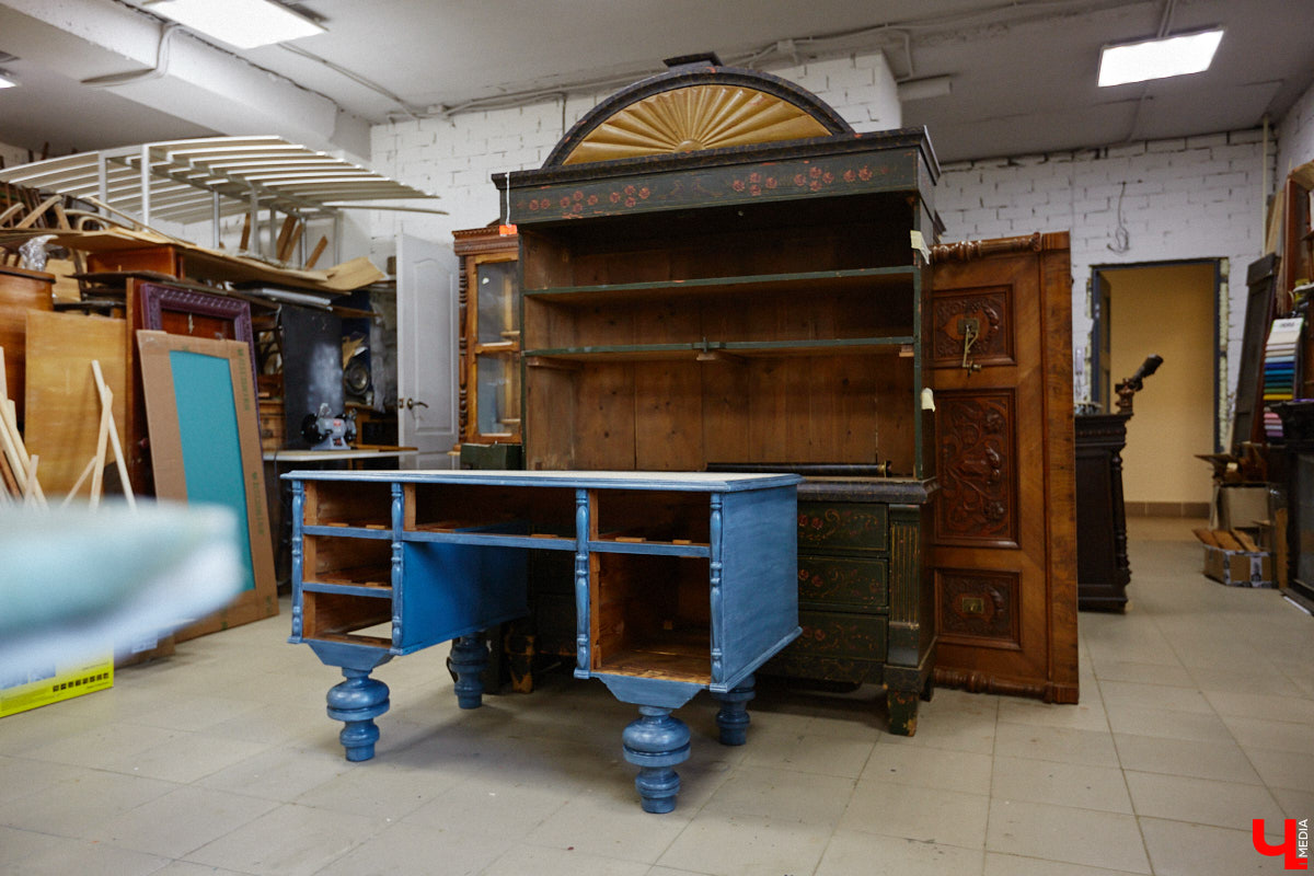 Маргарита Зинова возвращает к жизни старинные вещи. Это касается как мебели, так и элементов интерьера. Чудеса реставрации происходят в ее мастерской. «Ключ-Медиа» открыл для себя эту сокровищницу в 2023 году, и с тех пор там многое изменилось. Коллекция пополнилась новыми интересными раритетами, а еще их стало больше