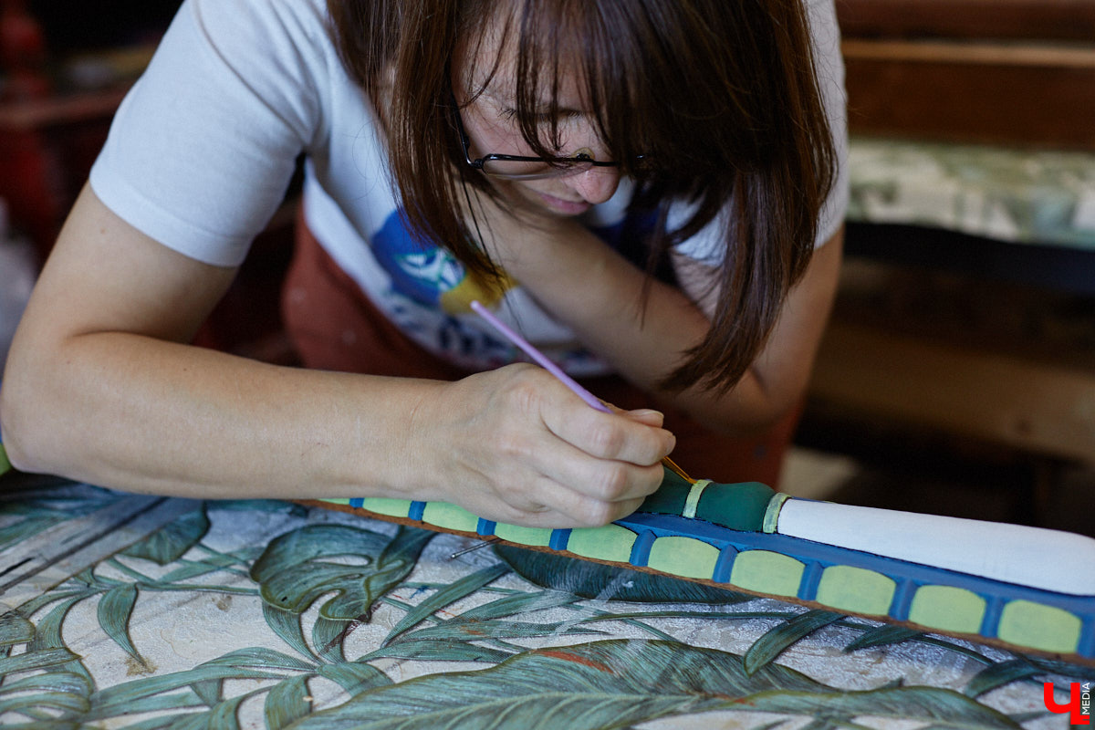 Маргарита Зинова возвращает к жизни старинные вещи. Это касается как мебели, так и элементов интерьера. Чудеса реставрации происходят в ее мастерской. «Ключ-Медиа» открыл для себя эту сокровищницу в 2023 году, и с тех пор там многое изменилось. Коллекция пополнилась новыми интересными раритетами, а еще их стало больше