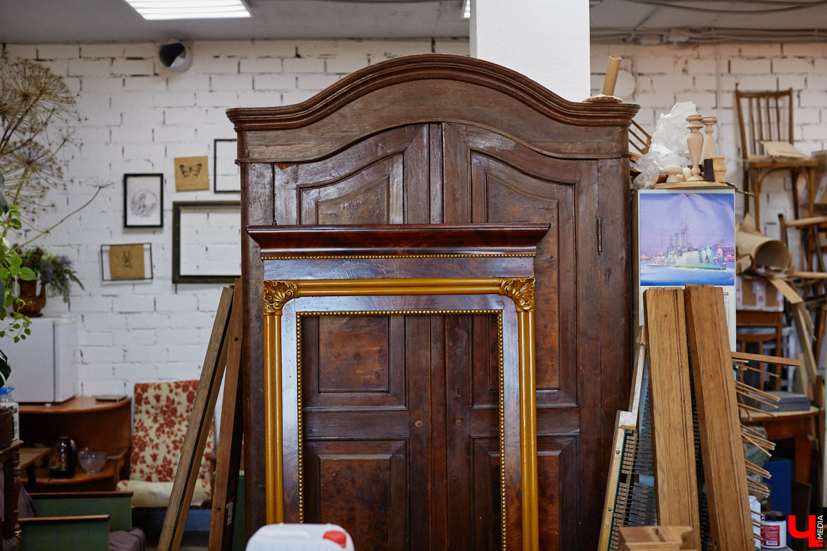 Маргарита Зинова возвращает к жизни старинные вещи. Это касается как мебели, так и элементов интерьера. Чудеса реставрации происходят в ее мастерской. «Ключ-Медиа» открыл для себя эту сокровищницу в 2023 году, и с тех пор там многое изменилось. Коллекция пополнилась новыми интересными раритетами, а еще их стало больше