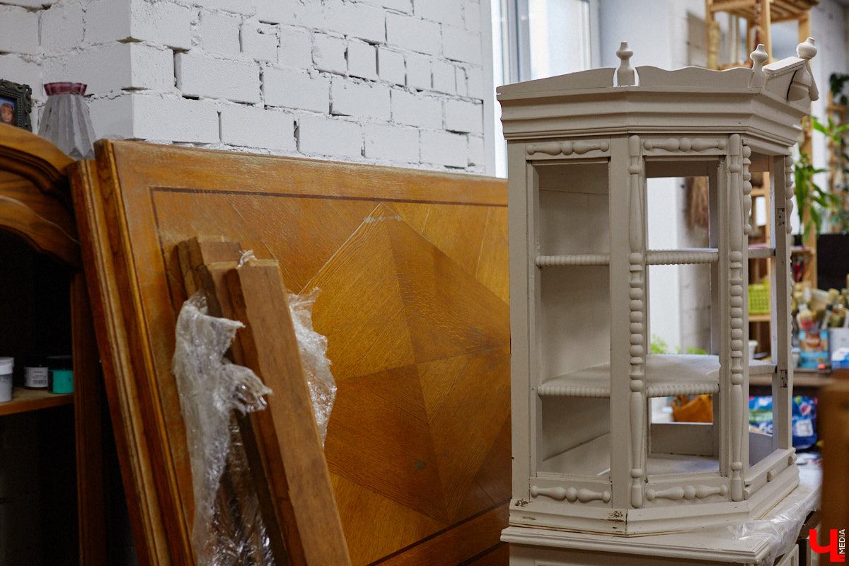 Маргарита Зинова возвращает к жизни старинные вещи. Это касается как мебели, так и элементов интерьера. Чудеса реставрации происходят в ее мастерской. «Ключ-Медиа» открыл для себя эту сокровищницу в 2023 году, и с тех пор там многое изменилось. Коллекция пополнилась новыми интересными раритетами, а еще их стало больше