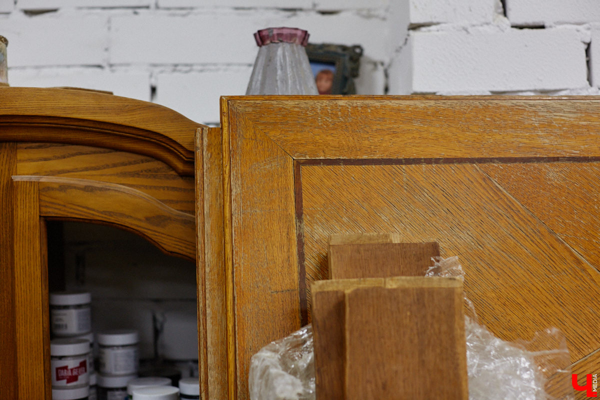 Маргарита Зинова возвращает к жизни старинные вещи. Это касается как мебели, так и элементов интерьера. Чудеса реставрации происходят в ее мастерской. «Ключ-Медиа» открыл для себя эту сокровищницу в 2023 году, и с тех пор там многое изменилось. Коллекция пополнилась новыми интересными раритетами, а еще их стало больше