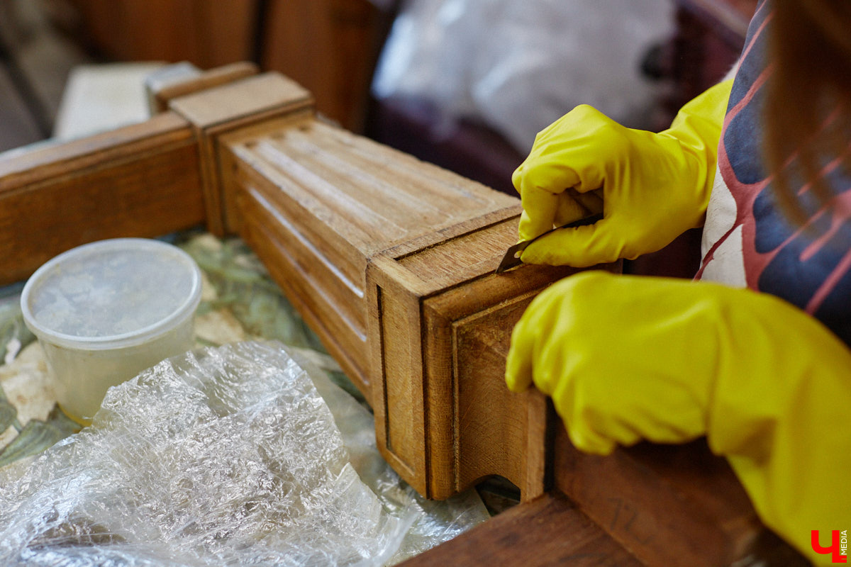 Маргарита Зинова возвращает к жизни старинные вещи. Это касается как мебели, так и элементов интерьера. Чудеса реставрации происходят в ее мастерской. «Ключ-Медиа» открыл для себя эту сокровищницу в 2023 году, и с тех пор там многое изменилось. Коллекция пополнилась новыми интересными раритетами, а еще их стало больше