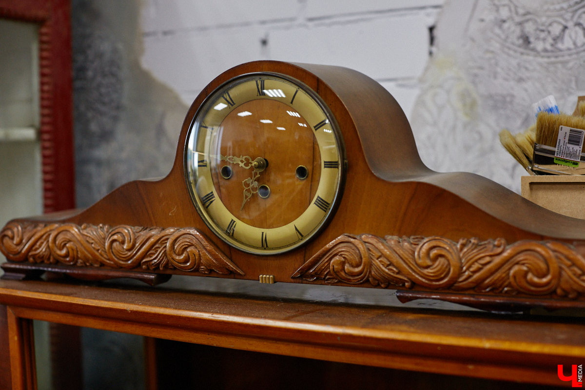 Маргарита Зинова возвращает к жизни старинные вещи. Это касается как мебели, так и элементов интерьера. Чудеса реставрации происходят в ее мастерской. «Ключ-Медиа» открыл для себя эту сокровищницу в 2023 году, и с тех пор там многое изменилось. Коллекция пополнилась новыми интересными раритетами, а еще их стало больше