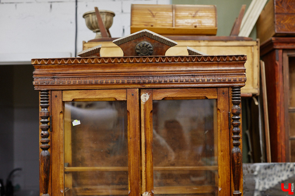 Маргарита Зинова возвращает к жизни старинные вещи. Это касается как мебели, так и элементов интерьера. Чудеса реставрации происходят в ее мастерской. «Ключ-Медиа» открыл для себя эту сокровищницу в 2023 году, и с тех пор там многое изменилось. Коллекция пополнилась новыми интересными раритетами, а еще их стало больше