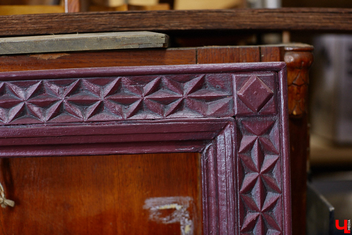 Маргарита Зинова возвращает к жизни старинные вещи. Это касается как мебели, так и элементов интерьера. Чудеса реставрации происходят в ее мастерской. «Ключ-Медиа» открыл для себя эту сокровищницу в 2023 году, и с тех пор там многое изменилось. Коллекция пополнилась новыми интересными раритетами, а еще их стало больше