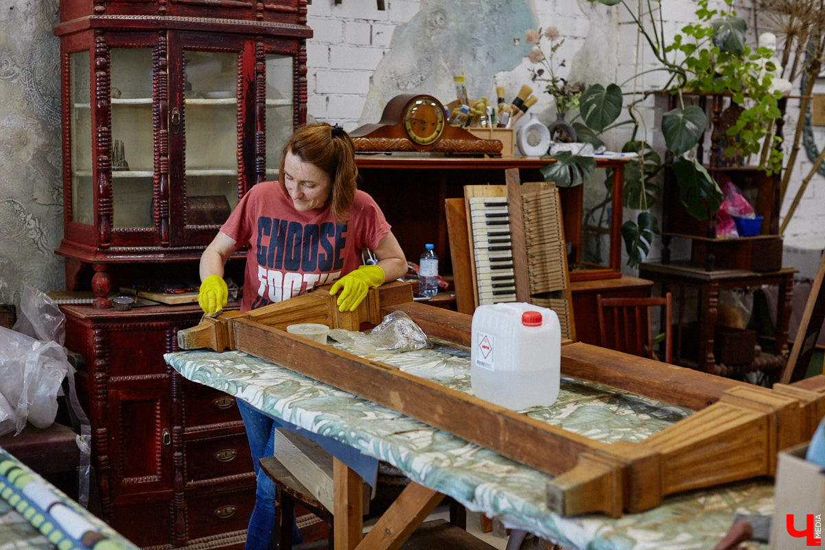 Маргарита Зинова возвращает к жизни старинные вещи. Это касается как мебели, так и элементов интерьера. Чудеса реставрации происходят в ее мастерской. «Ключ-Медиа» открыл для себя эту сокровищницу в 2023 году, и с тех пор там многое изменилось. Коллекция пополнилась новыми интересными раритетами, а еще их стало больше