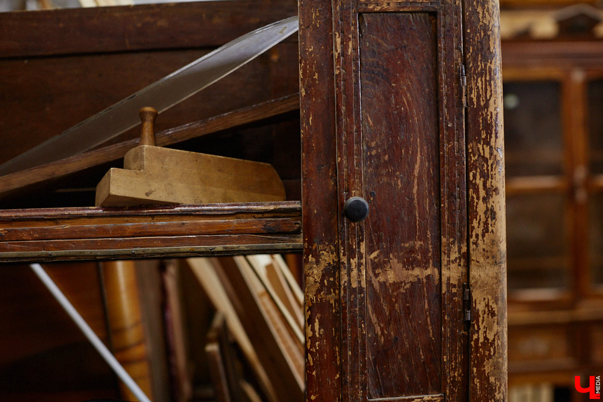 Маргарита Зинова возвращает к жизни старинные вещи. Это касается как мебели, так и элементов интерьера. Чудеса реставрации происходят в ее мастерской. «Ключ-Медиа» открыл для себя эту сокровищницу в 2023 году, и с тех пор там многое изменилось. Коллекция пополнилась новыми интересными раритетами, а еще их стало больше