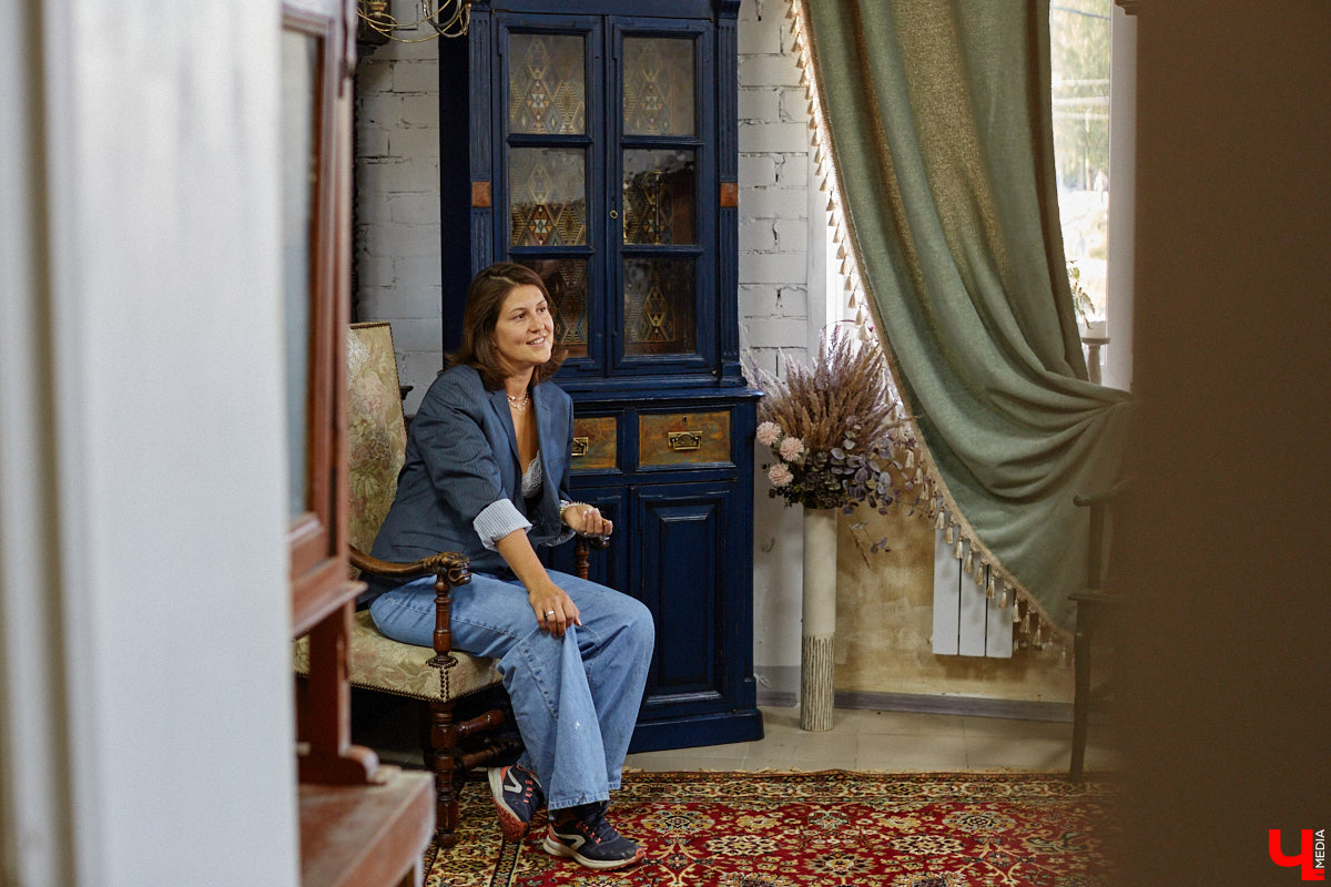 Маргарита Зинова возвращает к жизни старинные вещи. Это касается как мебели, так и элементов интерьера. Чудеса реставрации происходят в ее мастерской. «Ключ-Медиа» открыл для себя эту сокровищницу в 2023 году, и с тех пор там многое изменилось. Коллекция пополнилась новыми интересными раритетами, а еще их стало больше