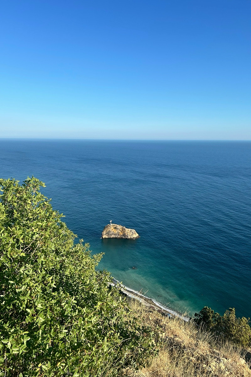 Классические шесть дней, семь ночей – критично малый срок для погружения в атмосферу курорта. А иногда не хватает и месяца, как в случае Ольги Шигаевой. Девушка отправилась в Крым залечить душевные раны и восстановиться, но в итоге 30-дневный ретрит перерос в решение переехать на берег Черного моря