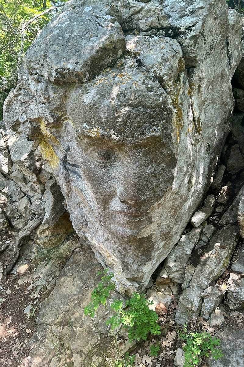 Классические шесть дней, семь ночей – критично малый срок для погружения в атмосферу курорта. А иногда не хватает и месяца, как в случае Ольги Шигаевой. Девушка отправилась в Крым залечить душевные раны и восстановиться, но в итоге 30-дневный ретрит перерос в решение переехать на берег Черного моря