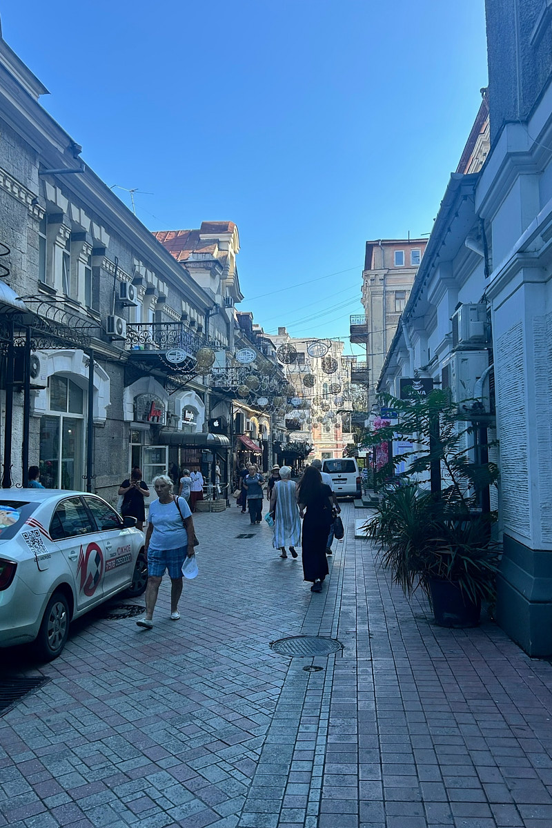 Классические шесть дней, семь ночей – критично малый срок для погружения в атмосферу курорта. А иногда не хватает и месяца, как в случае Ольги Шигаевой. Девушка отправилась в Крым залечить душевные раны и восстановиться, но в итоге 30-дневный ретрит перерос в решение переехать на берег Черного моря