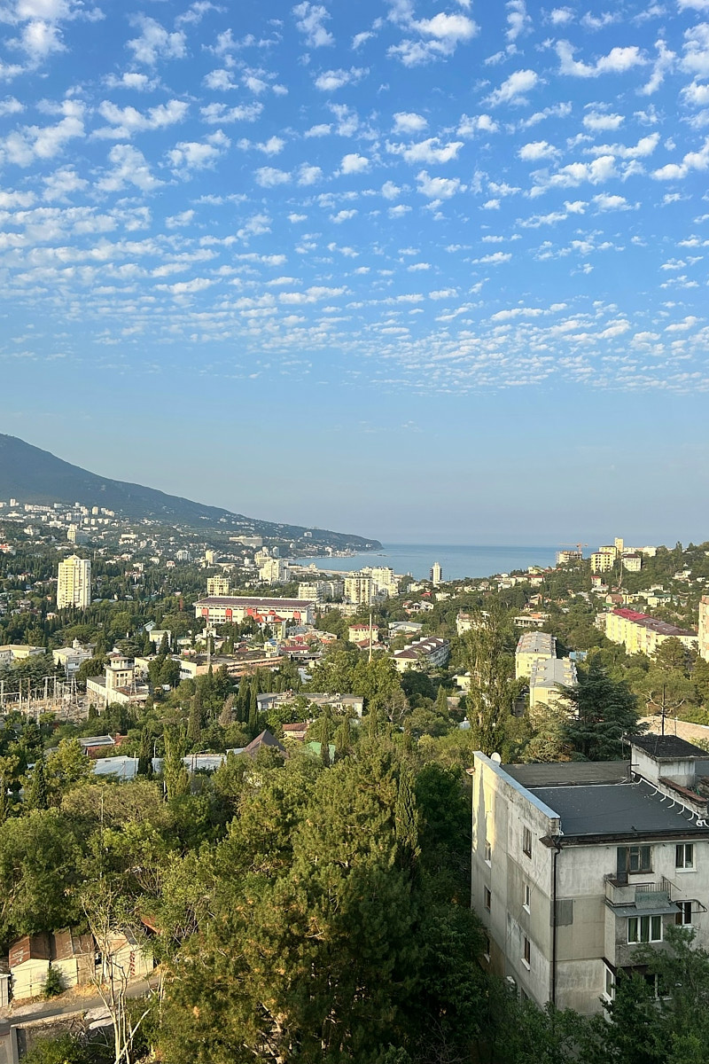 Классические шесть дней, семь ночей – критично малый срок для погружения в атмосферу курорта. А иногда не хватает и месяца, как в случае Ольги Шигаевой. Девушка отправилась в Крым залечить душевные раны и восстановиться, но в итоге 30-дневный ретрит перерос в решение переехать на берег Черного моря