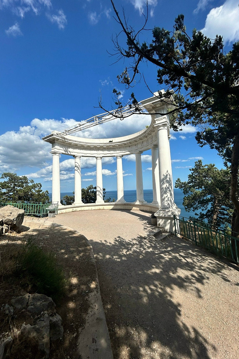 Классические шесть дней, семь ночей – критично малый срок для погружения в атмосферу курорта. А иногда не хватает и месяца, как в случае Ольги Шигаевой. Девушка отправилась в Крым залечить душевные раны и восстановиться, но в итоге 30-дневный ретрит перерос в решение переехать на берег Черного моря