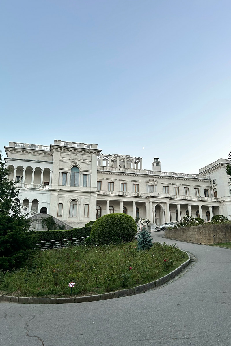 Классические шесть дней, семь ночей – критично малый срок для погружения в атмосферу курорта. А иногда не хватает и месяца, как в случае Ольги Шигаевой. Девушка отправилась в Крым залечить душевные раны и восстановиться, но в итоге 30-дневный ретрит перерос в решение переехать на берег Черного моря