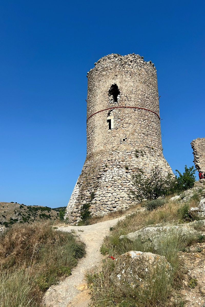 Классические шесть дней, семь ночей – критично малый срок для погружения в атмосферу курорта. А иногда не хватает и месяца, как в случае Ольги Шигаевой. Девушка отправилась в Крым залечить душевные раны и восстановиться, но в итоге 30-дневный ретрит перерос в решение переехать на берег Черного моря