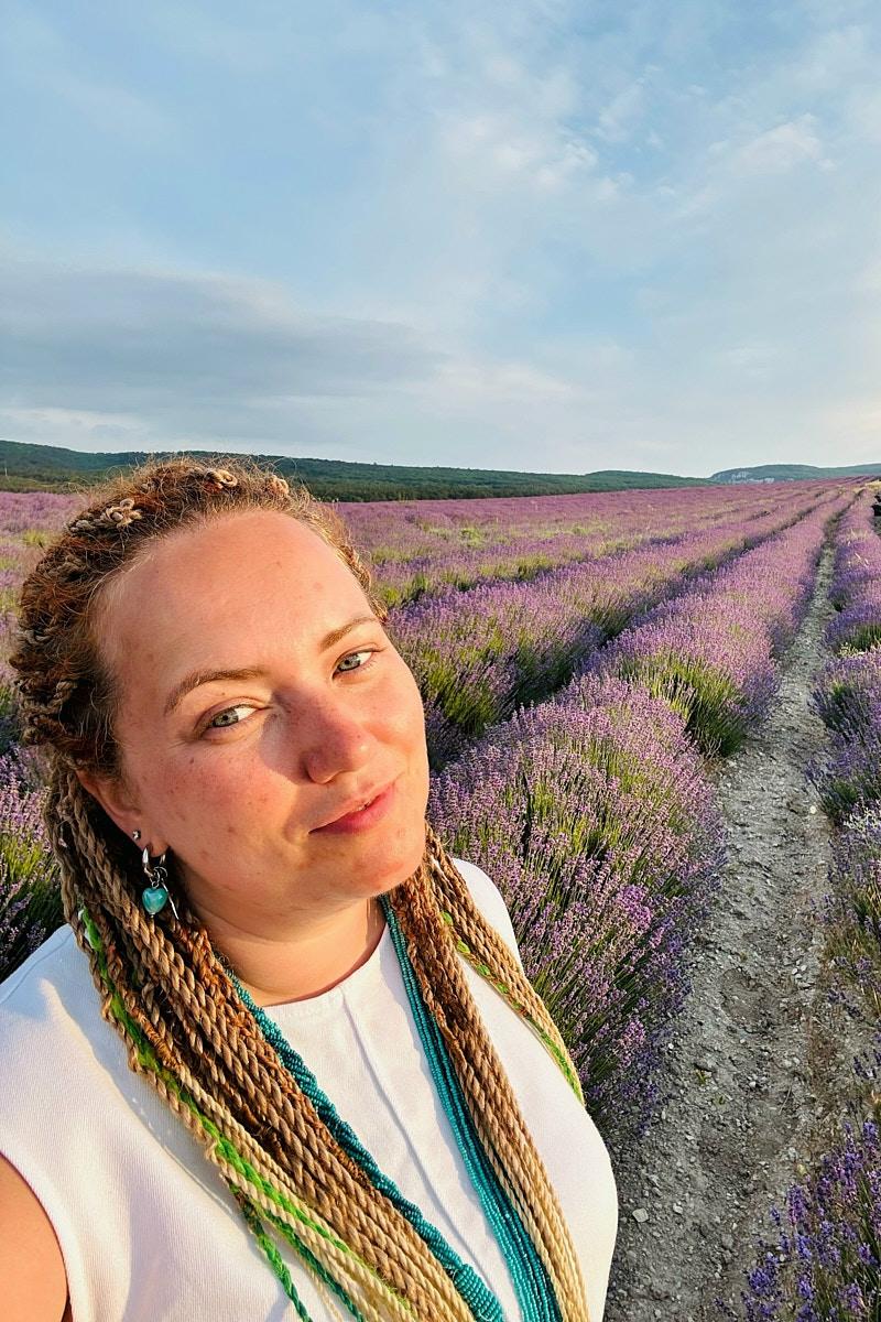 Классические шесть дней, семь ночей – критично малый срок для погружения в атмосферу курорта. А иногда не хватает и месяца, как в случае Ольги Шигаевой. Девушка отправилась в Крым залечить душевные раны и восстановиться, но в итоге 30-дневный ретрит перерос в решение переехать на берег Черного моря