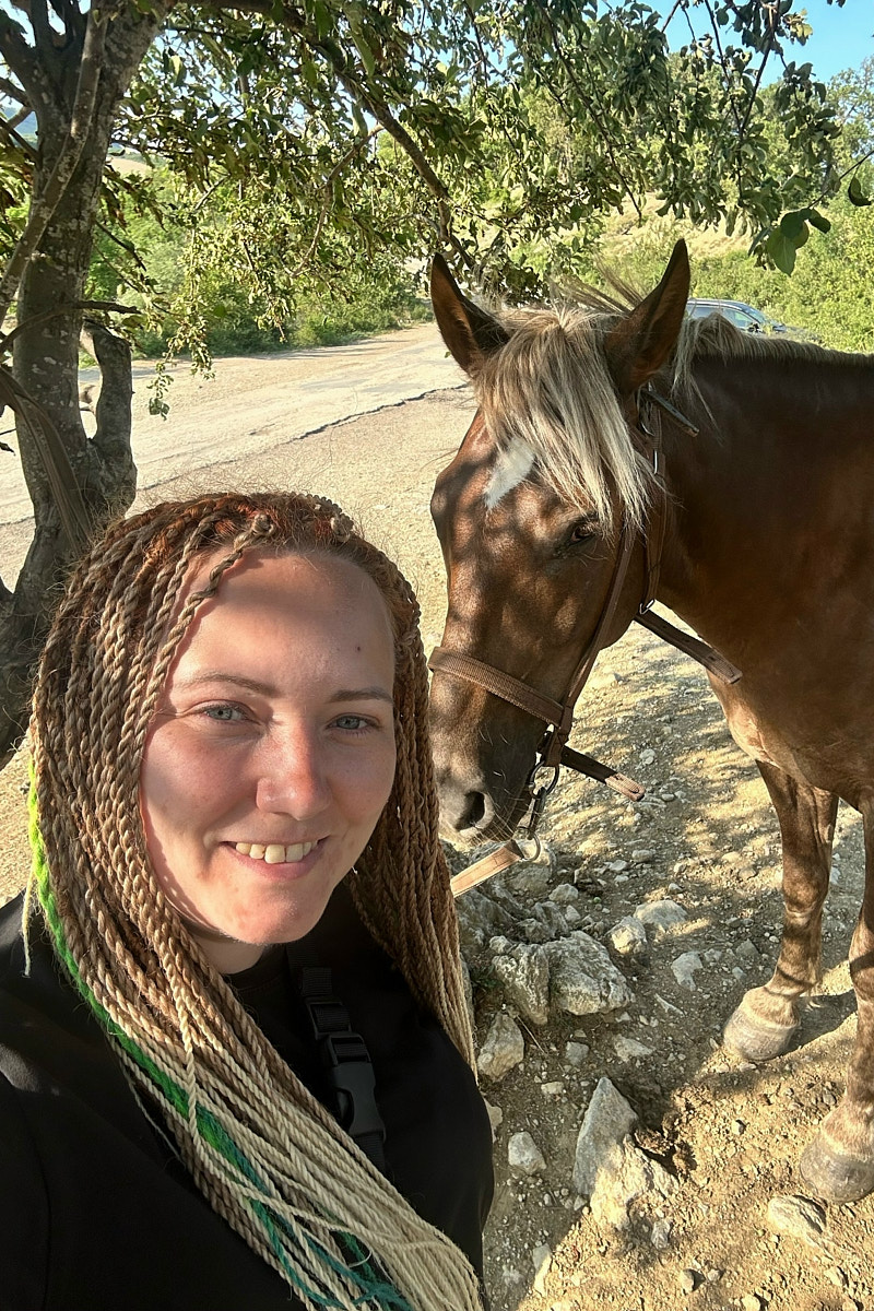 Классические шесть дней, семь ночей – критично малый срок для погружения в атмосферу курорта. А иногда не хватает и месяца, как в случае Ольги Шигаевой. Девушка отправилась в Крым залечить душевные раны и восстановиться, но в итоге 30-дневный ретрит перерос в решение переехать на берег Черного моря