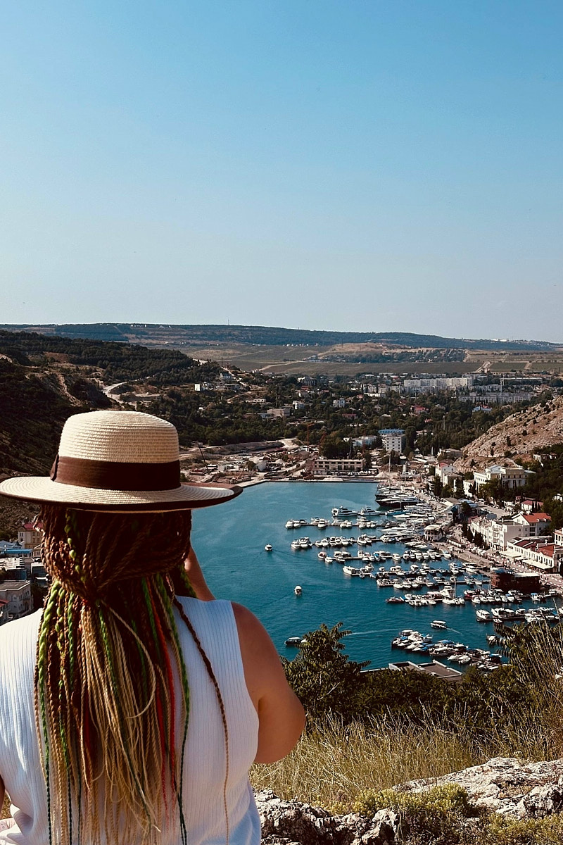 Классические шесть дней, семь ночей – критично малый срок для погружения в атмосферу курорта. А иногда не хватает и месяца, как в случае Ольги Шигаевой. Девушка отправилась в Крым залечить душевные раны и восстановиться, но в итоге 30-дневный ретрит перерос в решение переехать на берег Черного моря