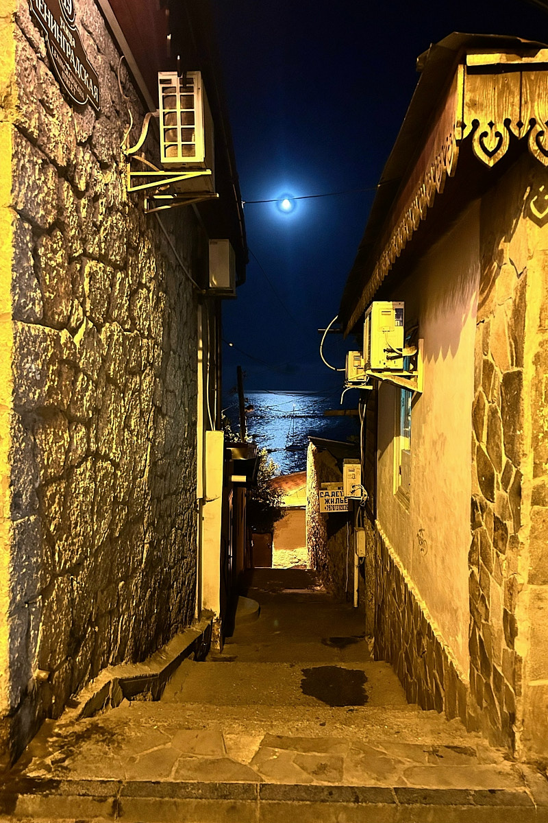 Классические шесть дней, семь ночей – критично малый срок для погружения в атмосферу курорта. А иногда не хватает и месяца, как в случае Ольги Шигаевой. Девушка отправилась в Крым залечить душевные раны и восстановиться, но в итоге 30-дневный ретрит перерос в решение переехать на берег Черного моря