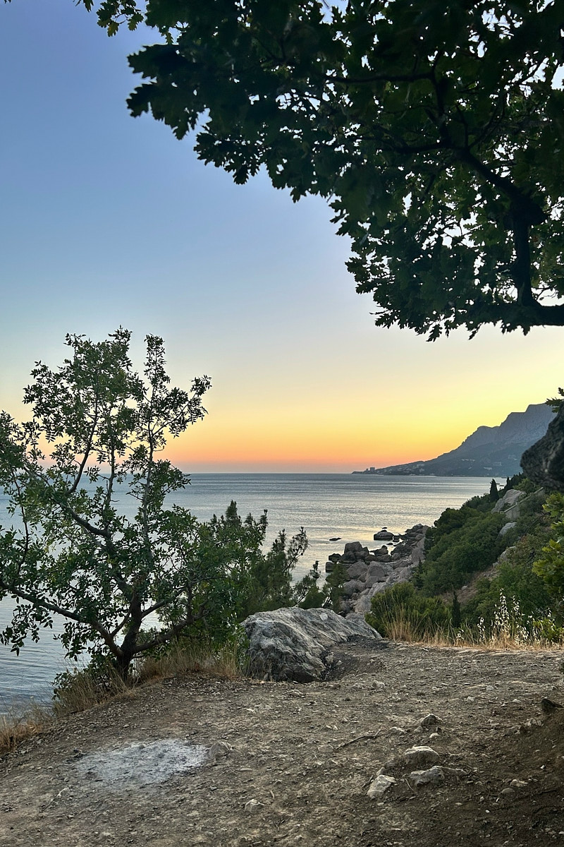 Классические шесть дней, семь ночей – критично малый срок для погружения в атмосферу курорта. А иногда не хватает и месяца, как в случае Ольги Шигаевой. Девушка отправилась в Крым залечить душевные раны и восстановиться, но в итоге 30-дневный ретрит перерос в решение переехать на берег Черного моря