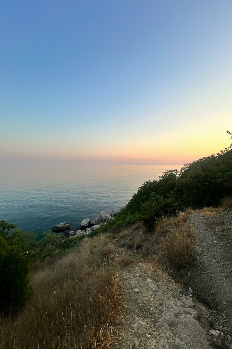 Классические шесть дней, семь ночей – критично малый срок для погружения в атмосферу курорта. А иногда не хватает и месяца, как в случае Ольги Шигаевой. Девушка отправилась в Крым залечить душевные раны и восстановиться, но в итоге 30-дневный ретрит перерос в решение переехать на берег Черного моря