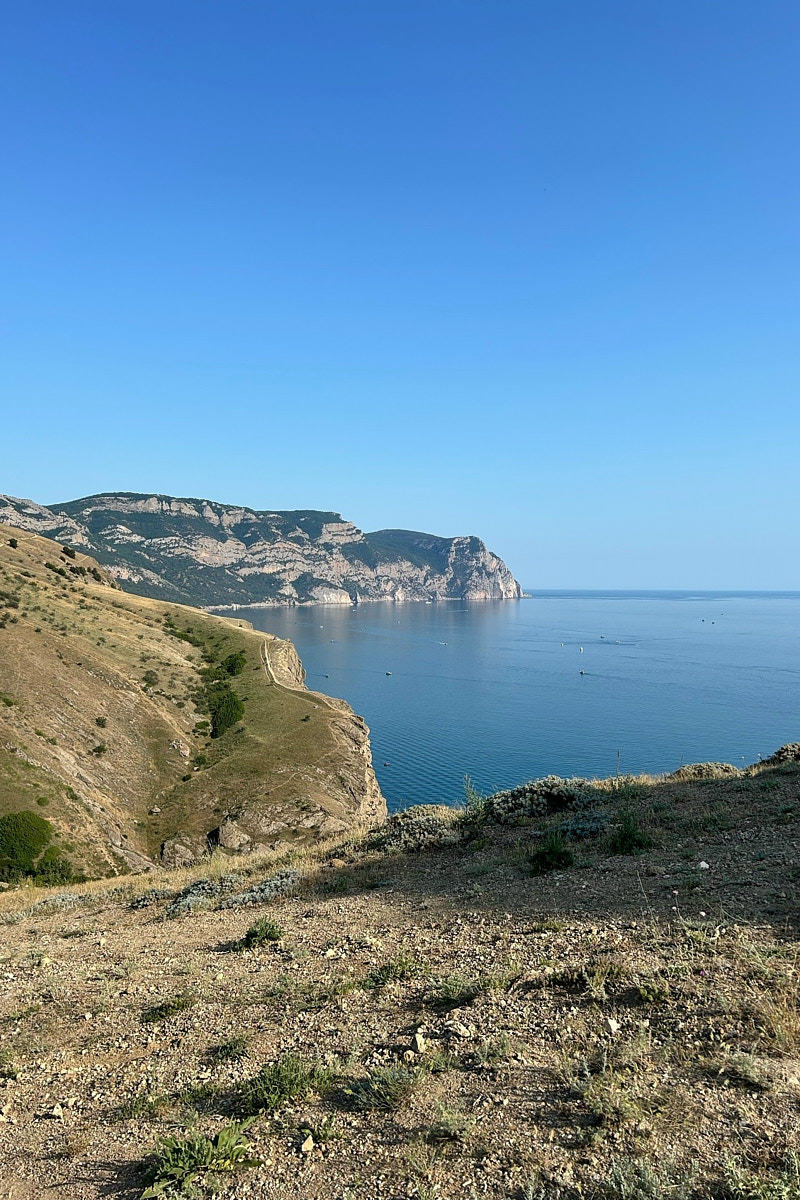 Классические шесть дней, семь ночей – критично малый срок для погружения в атмосферу курорта. А иногда не хватает и месяца, как в случае Ольги Шигаевой. Девушка отправилась в Крым залечить душевные раны и восстановиться, но в итоге 30-дневный ретрит перерос в решение переехать на берег Черного моря