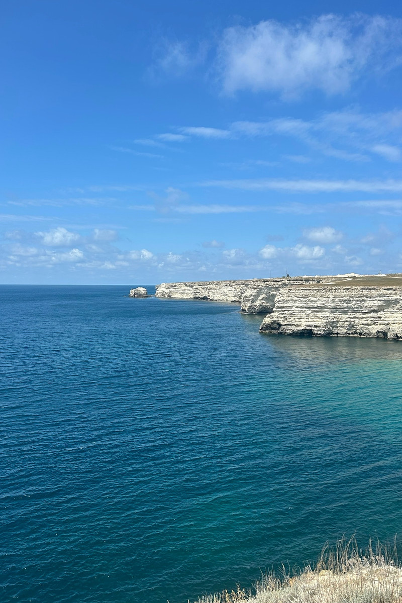 Классические шесть дней, семь ночей – критично малый срок для погружения в атмосферу курорта. А иногда не хватает и месяца, как в случае Ольги Шигаевой. Девушка отправилась в Крым залечить душевные раны и восстановиться, но в итоге 30-дневный ретрит перерос в решение переехать на берег Черного моря