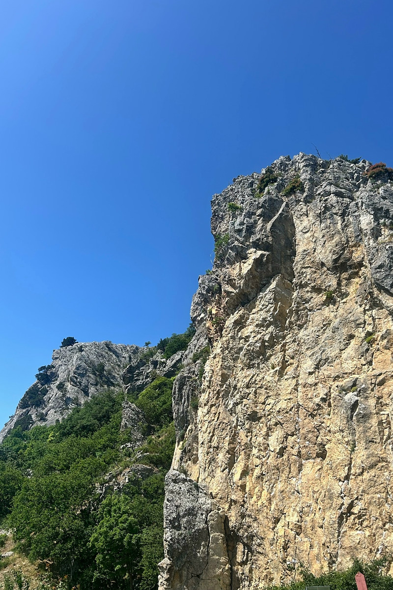 Классические шесть дней, семь ночей – критично малый срок для погружения в атмосферу курорта. А иногда не хватает и месяца, как в случае Ольги Шигаевой. Девушка отправилась в Крым залечить душевные раны и восстановиться, но в итоге 30-дневный ретрит перерос в решение переехать на берег Черного моря