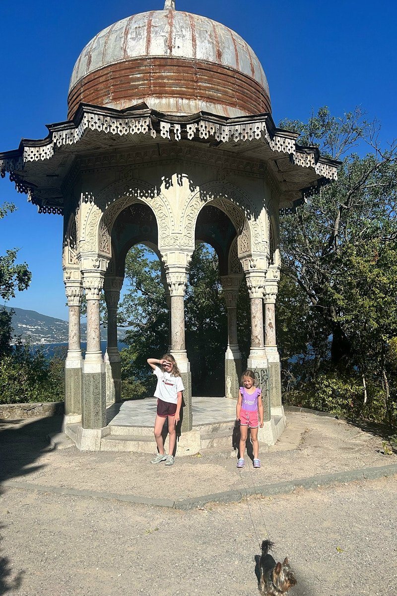 Классические шесть дней, семь ночей – критично малый срок для погружения в атмосферу курорта. А иногда не хватает и месяца, как в случае Ольги Шигаевой. Девушка отправилась в Крым залечить душевные раны и восстановиться, но в итоге 30-дневный ретрит перерос в решение переехать на берег Черного моря