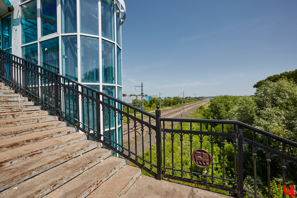 Вы уже успели обратить внимание на столбики оранжевого цвета на Лыбедской магистрали? Искусственные барьеры закрыли поворот со Стрелецкой налево. До этого опасный маневр совершали, несмотря на двойную сплошную. На Рпенской же начался ремонт пешеходного моста. Эти и другие новости в нашем традиционном дорожном обзоре