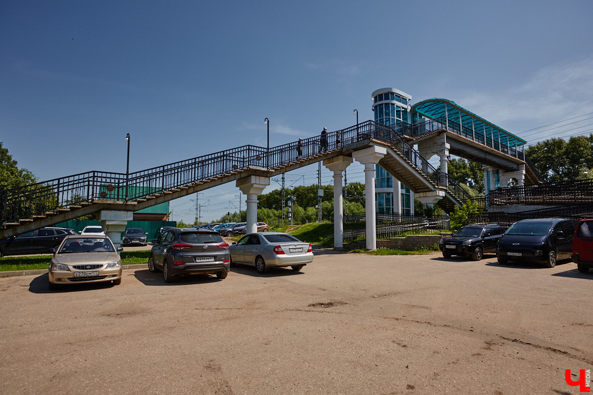 Вы уже успели обратить внимание на столбики оранжевого цвета на Лыбедской магистрали? Искусственные барьеры закрыли поворот со Стрелецкой налево. До этого опасный маневр совершали, несмотря на двойную сплошную. На Рпенской же начался ремонт пешеходного моста. Эти и другие новости в нашем традиционном дорожном обзоре