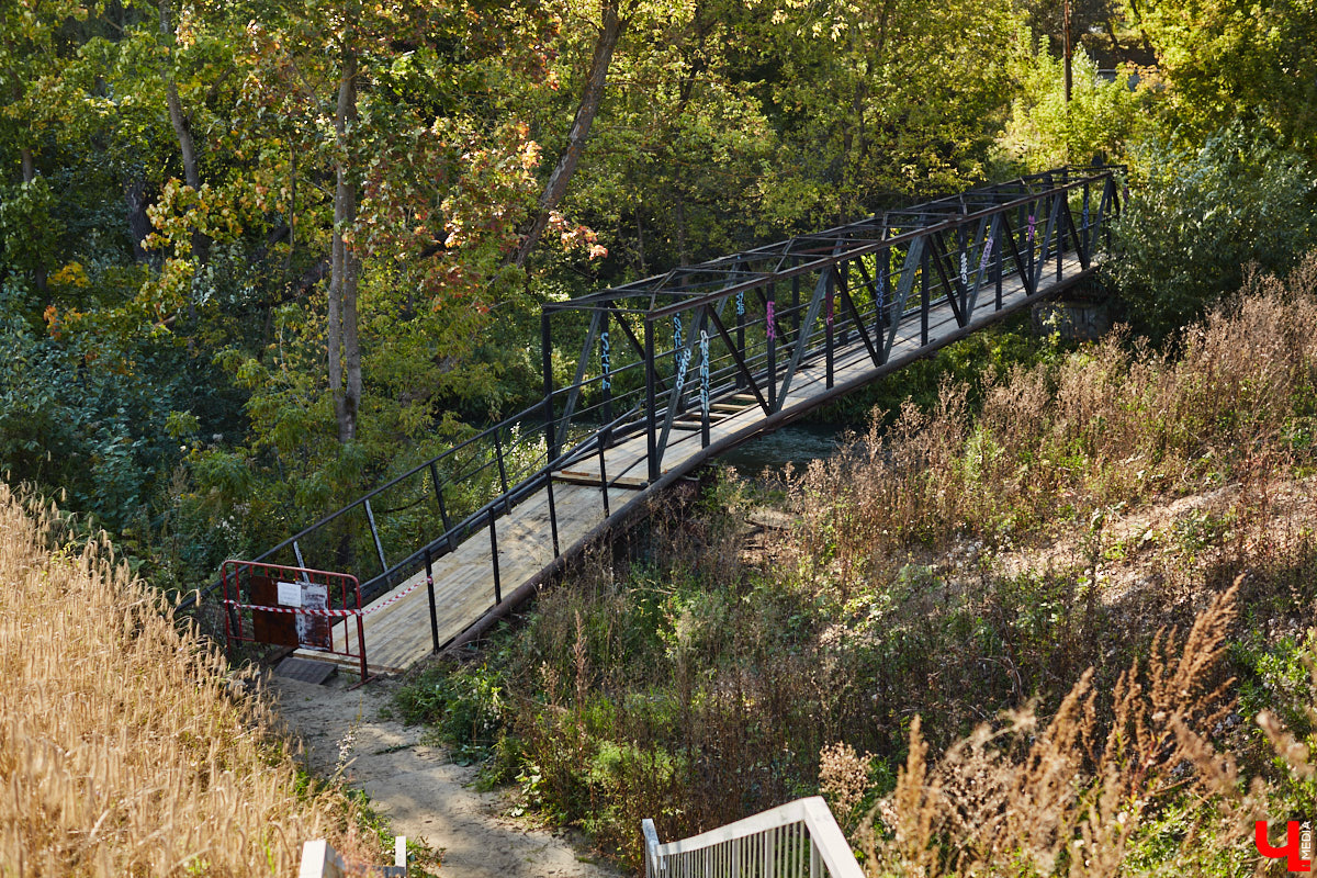 Вы уже успели обратить внимание на столбики оранжевого цвета на Лыбедской магистрали? Искусственные барьеры закрыли поворот со Стрелецкой налево. До этого опасный маневр совершали, несмотря на двойную сплошную. На Рпенской же начался ремонт пешеходного моста. Эти и другие новости в нашем традиционном дорожном обзоре