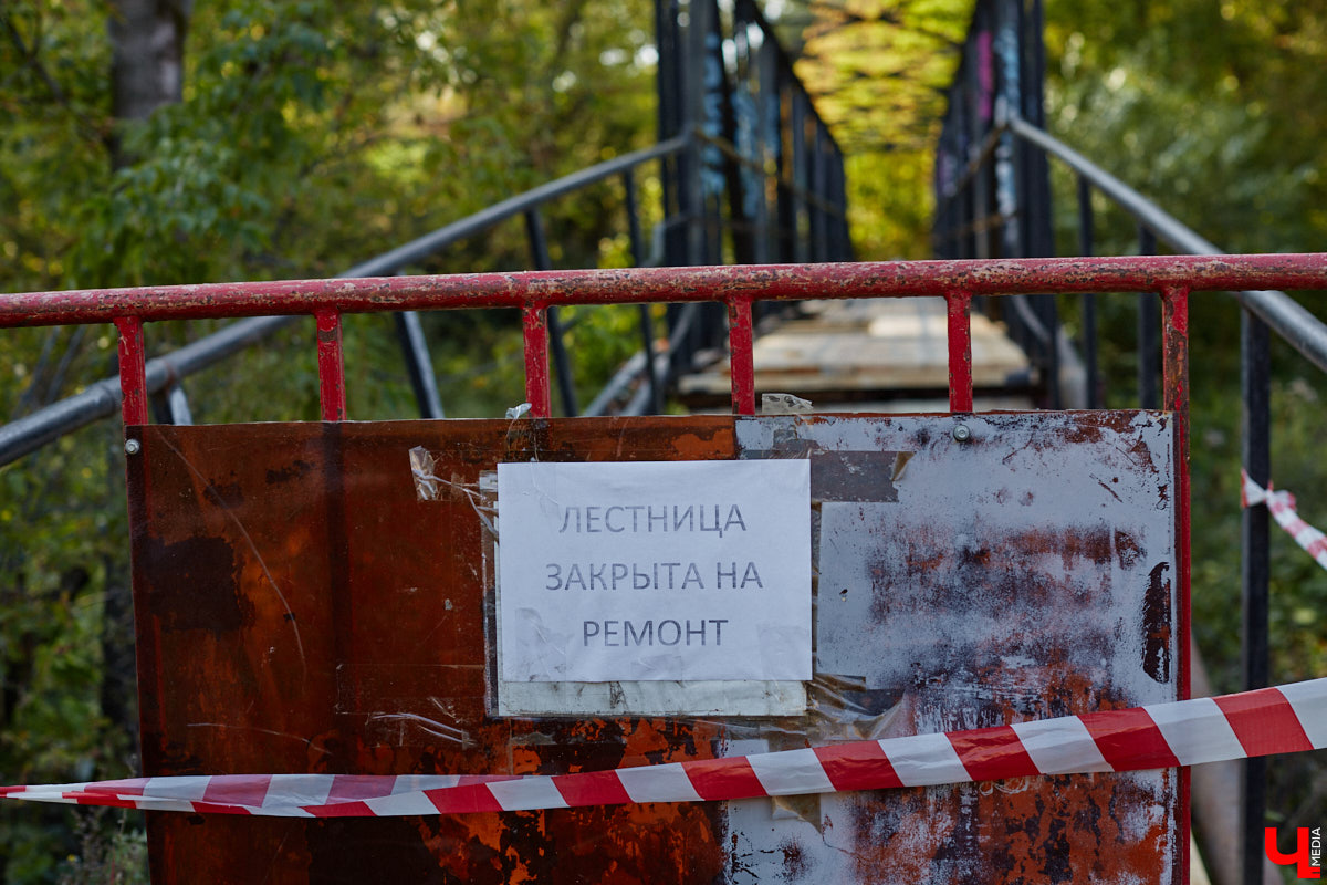 Вы уже успели обратить внимание на столбики оранжевого цвета на Лыбедской магистрали? Искусственные барьеры закрыли поворот со Стрелецкой налево. До этого опасный маневр совершали, несмотря на двойную сплошную. На Рпенской же начался ремонт пешеходного моста. Эти и другие новости в нашем традиционном дорожном обзоре