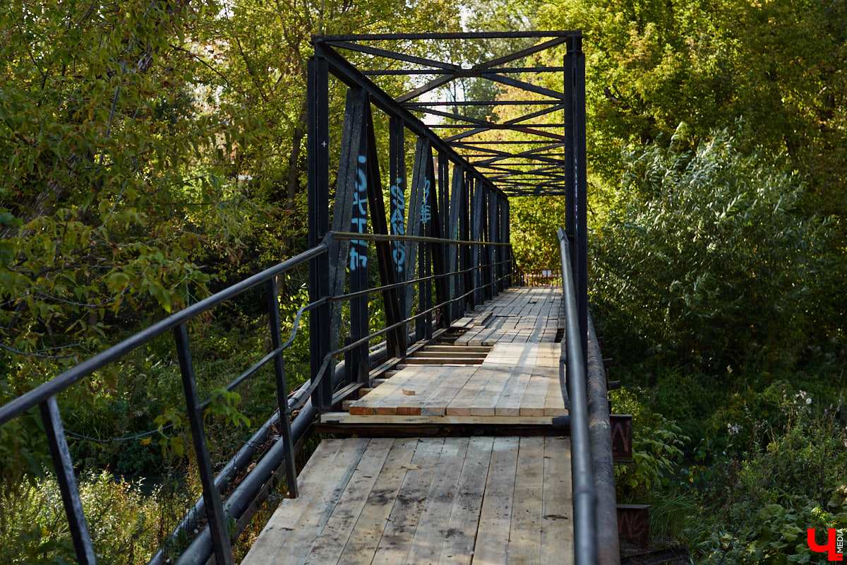 Вы уже успели обратить внимание на столбики оранжевого цвета на Лыбедской магистрали? Искусственные барьеры закрыли поворот со Стрелецкой налево. До этого опасный маневр совершали, несмотря на двойную сплошную. На Рпенской же начался ремонт пешеходного моста. Эти и другие новости в нашем традиционном дорожном обзоре