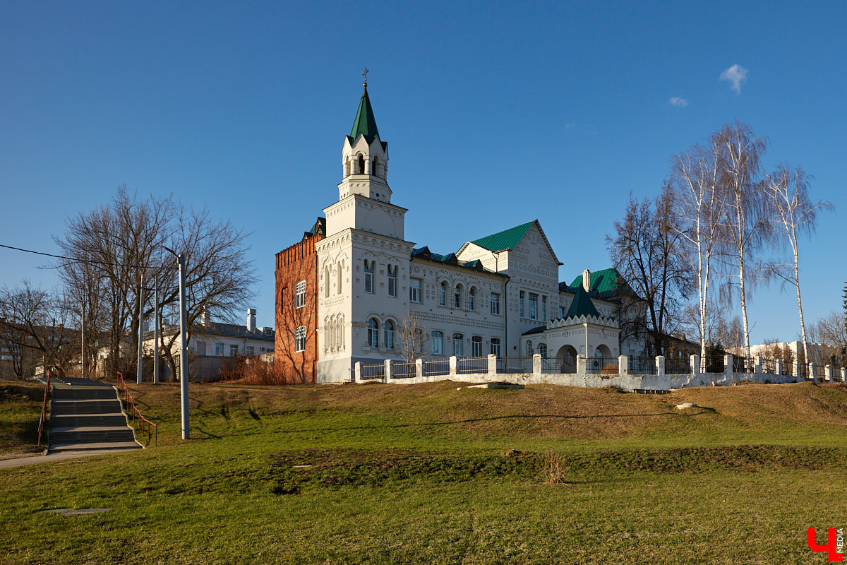 Вы уже успели обратить внимание на столбики оранжевого цвета на Лыбедской магистрали? Искусственные барьеры закрыли поворот со Стрелецкой налево. До этого опасный маневр совершали, несмотря на двойную сплошную. На Рпенской же начался ремонт пешеходного моста. Эти и другие новости в нашем традиционном дорожном обзоре